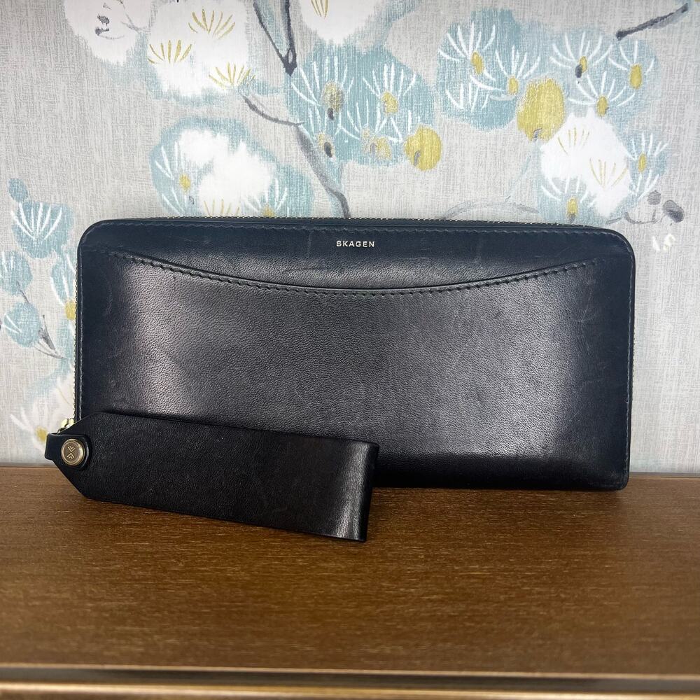 Skagen Blacke Leather Continental Zip Wallet with Strap